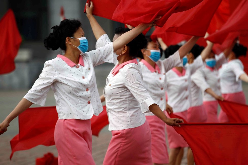 Tančící soudružky ze severokorejského svazu socialistických žen.