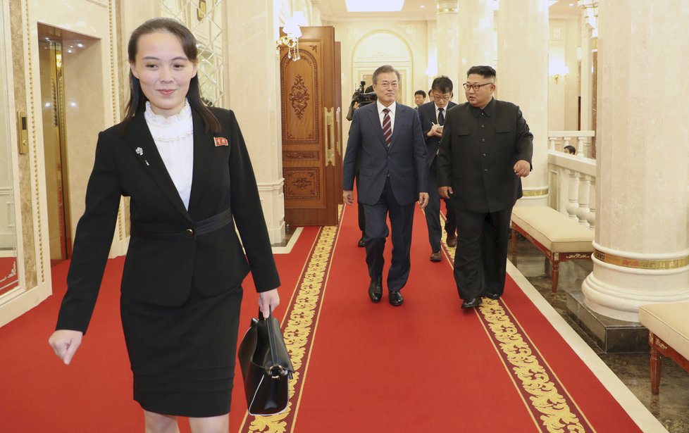 Šedou eminencí celého summitu je Kimova mladší sestra a přední poradkyně Kim Jo-čong.