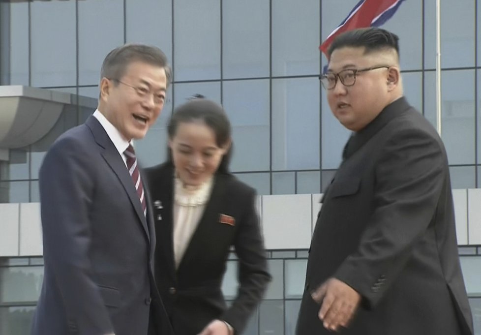 Severokorejskému vůdci asistovala jeho mladší sestra a poradkyně Kim Jo-čong.