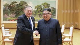 Americký ministr zahraničí Mike Pompeo a severokorejský vůdce Kim Čong-un během jednání v Pchjongjangu