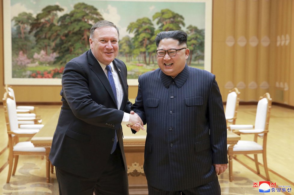 Americký ministr zahraničí Mike Pompeo a severokorejský vůdce Kim Čong-un během jednání v Pchjongjangu.