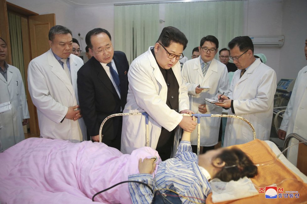 Severokorejský vůdce navštívil zraněné po nehodě autobusu, při které zemřelo 32 Číňanů a 4 Severokorejci.