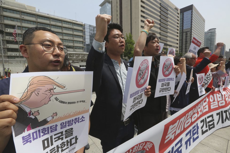 V Soulu proti Trumpově rozhodnutí protestovali. Lidé požadovali obnovení hovorů o summitu.