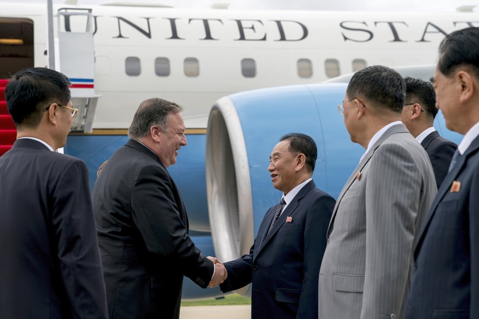 Americký ministr zahraničí Mike Pompeo přijel do Severní Korey, chce vyjednat detaily dohody o denuklearizaci.
