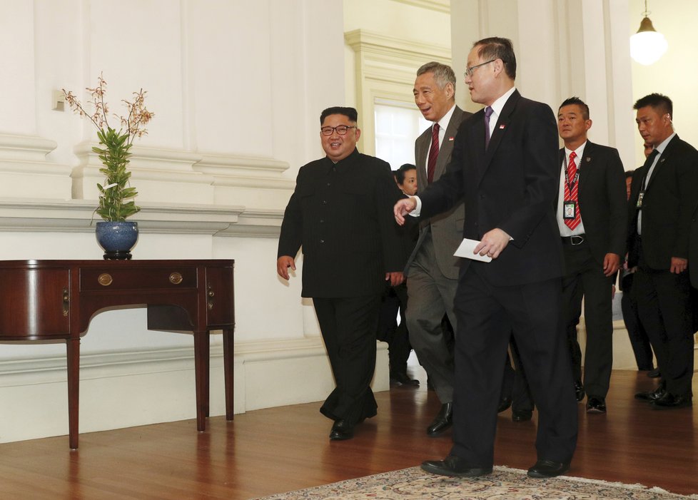 Kim a jeho delegace na setkání se singapurským premiérem Leem Hsienem Loongem.