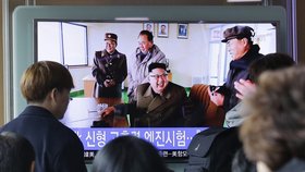 Vůdce Kim Čong-un byl přítomen testu raket.