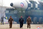 Diktátor Kim Čong-un dohlíží na test "nového typu" mezikontinentální balistické střely (ICBM). (24.3.2022)