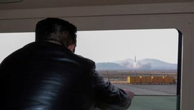 Diktátor Kim Čong-un dohlíží na test „nového typu“ mezikontinentální balistické střely (ICBM). (24.3.2022)