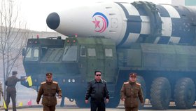 Kožená bunda a pilotky: „Rakeťák“ Kim jako hvězda Top Gunu dohlížel na test nové střely