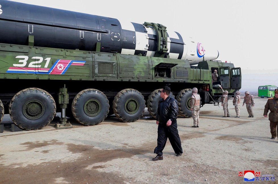 Diktátor Kim Čong-un dohlíží na test &#34;nového typu&#34; mezikontinentální balistické střely (ICBM). (24.3.2022)