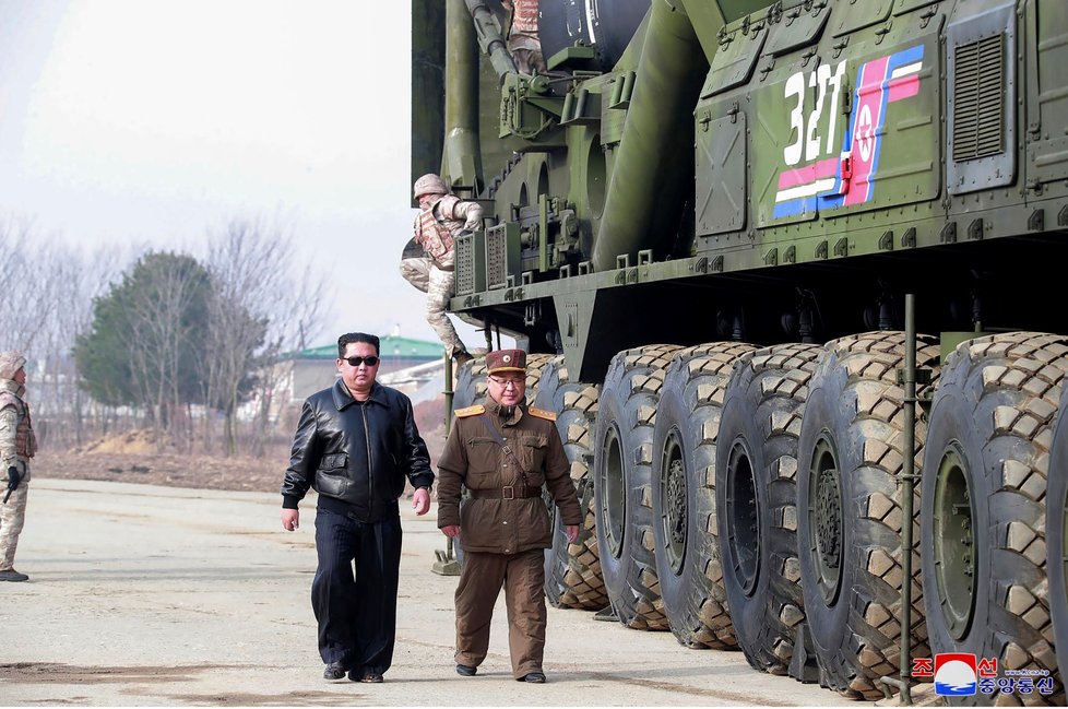 Diktátor Kim Čong-un dohlíží na test &#34;nového typu&#34; mezikontinentální balistické střely (ICBM). (24.3.2022)