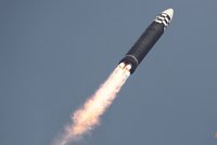 „Ohňostroj“ diktátora Kima: KLDR odpálila 10 raket, jedna z nich dopadla nebývale blízko hranic