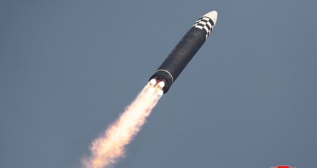 „Ohňostroj“ diktátora Kima: KLDR odpálila 10 raket, jedna z nich dopadla nebývale blízko hranic