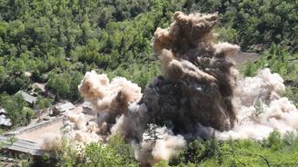 OBRAZEM: Severní Korea demonstrativně zničila středisko pro testy jaderných zbraní