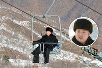 Kde udělal vůdce KLDR chybu? Kim Čong-un vyrazil na sjezdovku bez lyží