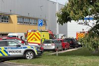 Výbuch trafostanice v Klecanech: Jeden člověk těžce zraněný, 163 lidí muselo opustit areál