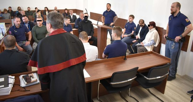 Osm obžalovaných, osm obhájců a ostraha obsadila jednací síň téměř do posledního místa.