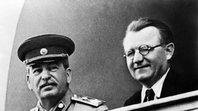 Josif Vissarionovič Stalin (vlevo) a předseda vlády ČSR Klement Gottwald na čestné tribuně moskevského stadionu Dynamo při sportovní přehlídce
