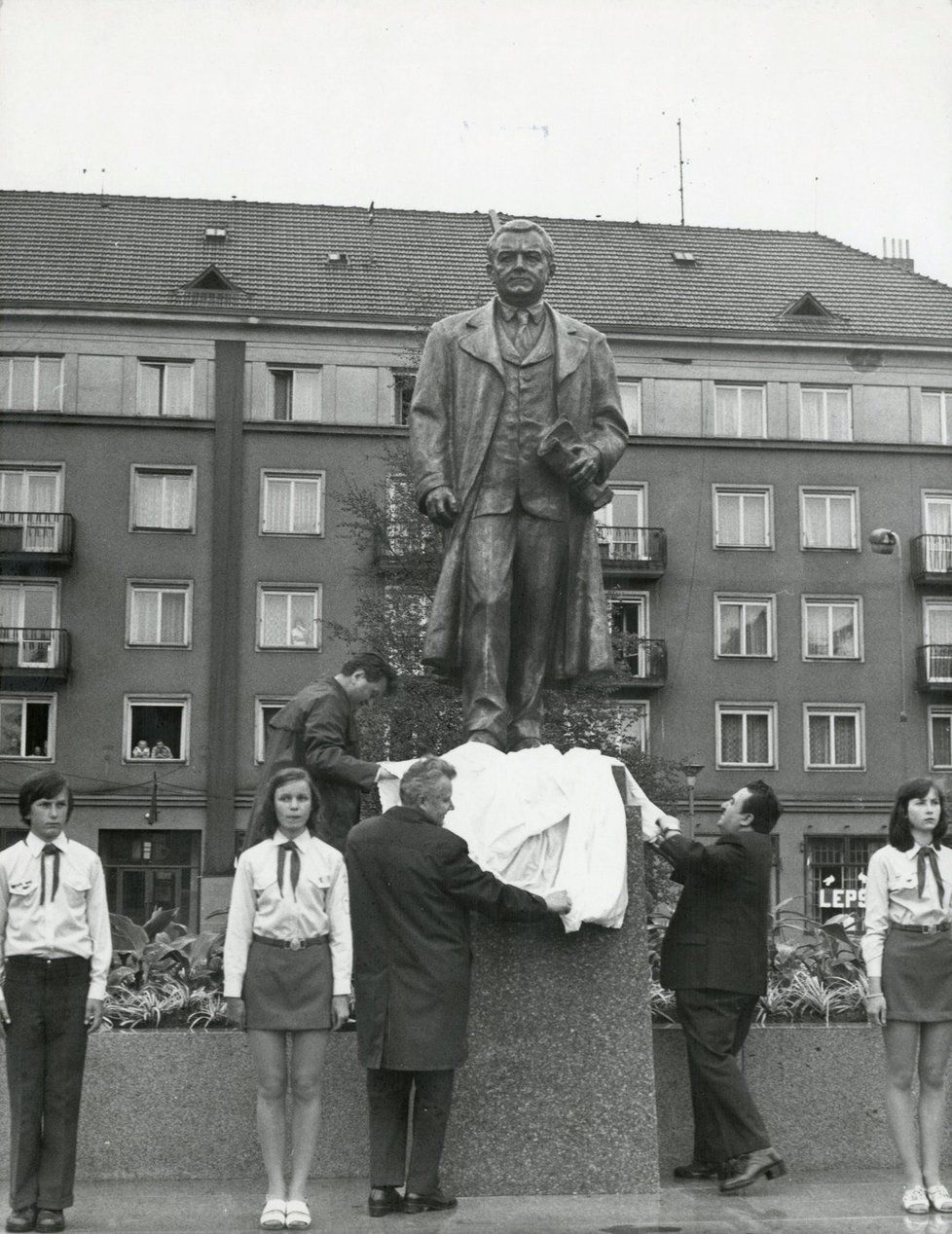 Odhalení pomníku Klementa Gottwalda v roce 1976 na tehdejším náměstí Velké říjnové socialistické revoluce v Příbrami. Socha byla zahalena plachtou, ta slavnostně padla a diktátor se objevil v plné »kráse«