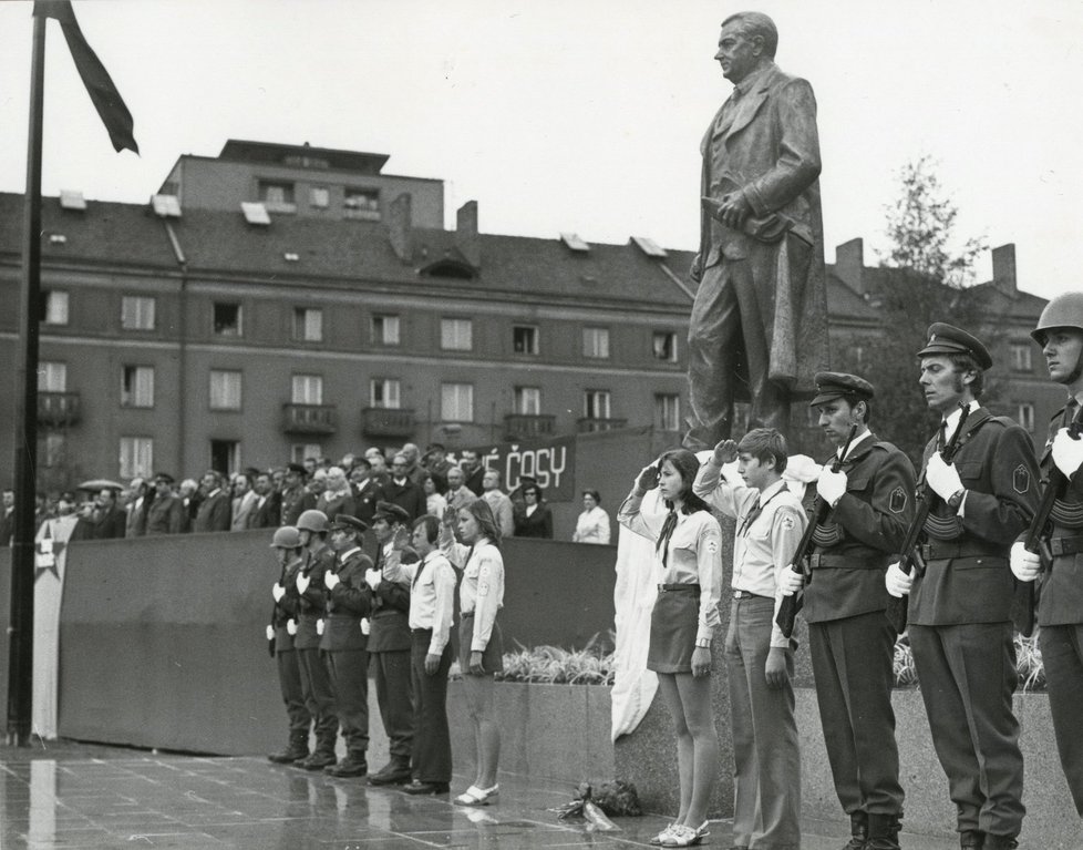 Odhalení pomníku Klementa Gottwalda v roce 1976 na tehdejším náměstí Velké říjnové socialistické revoluce v Příbrami. Socha byla zahalena plachtou, ta slavnostně padla a diktátor se objevil v plné »kráse«