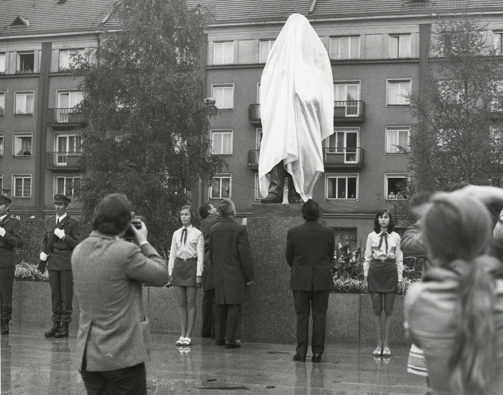 Odhalení pomníku Klementa Gottwalda v roce 1976 na tehdejším náměstí Velké říjnové socialistické revoluce v Příbrami. Socha byla zahalena plachtou, ta slavnostně padla a diktátor se objevil v plné »kráse«