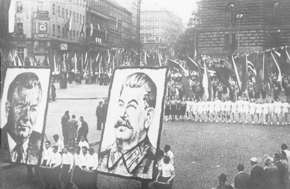 Komunistický převrat 1948: Československo uvrhl do područí Stalinova SSSR.