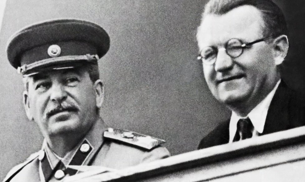 Klement Gottwald přinesl do Československa dobu temna v režii Moskvy. Vlevo stojí sovětský vůdce Josif Vissarionovič Stalin.