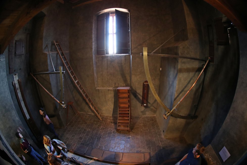 Pražské Klementinum ukrývá unikátní Meridiánovou síň, ve které se měřilo poledne.