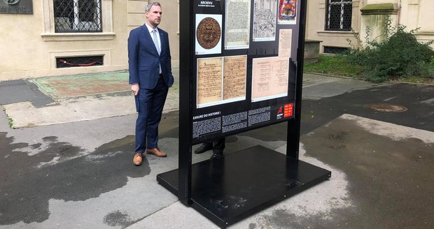 Na Studentském nádvoří pražského Klementina je k vidění výstava věnovaná 170. výročí založení Archivu hl. m. Prahy