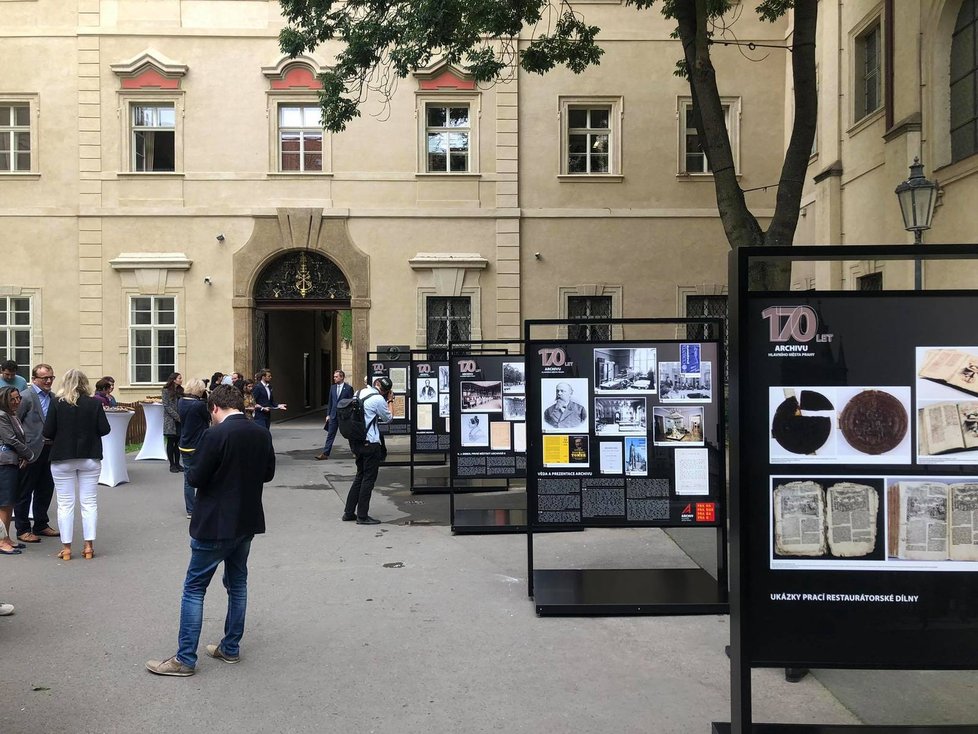 Na Studentském nádvoří pražského Klementina je k vidění výstava věnovaná 170. výročí založení Archivu hl. m. Prahy