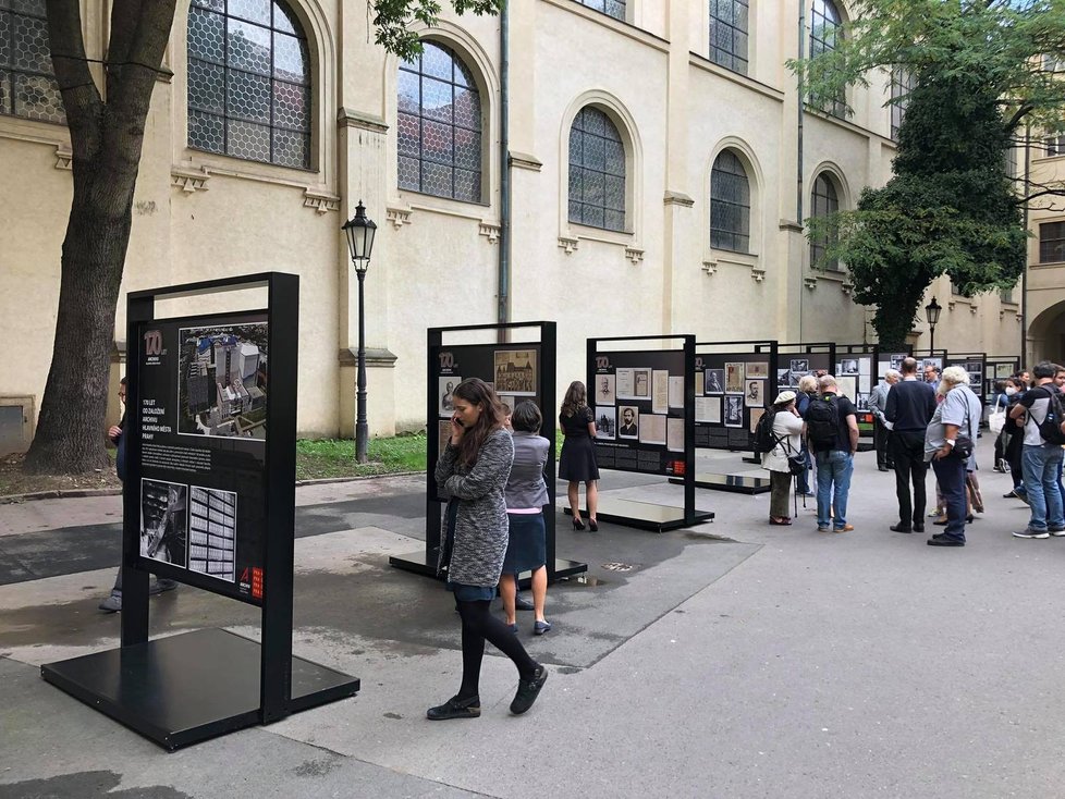 Na Studentském nádvoří pražského Klementina je k vidění výstava věnovaná 170. výročí založení Archivu hl. m. Prahy