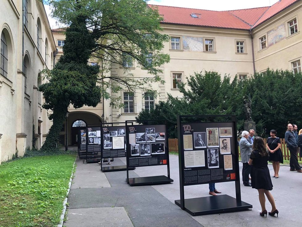 Na Studentském nádvoří pražského Klementina je k vidění výstava věnovaná 170. výročí založení Archivu hl. m. Prahy