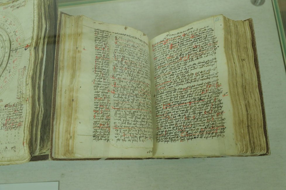 Národní knihovna vystavuje v Klementinu tzv. Ošklivé rukopisy Kříže z Telče.
