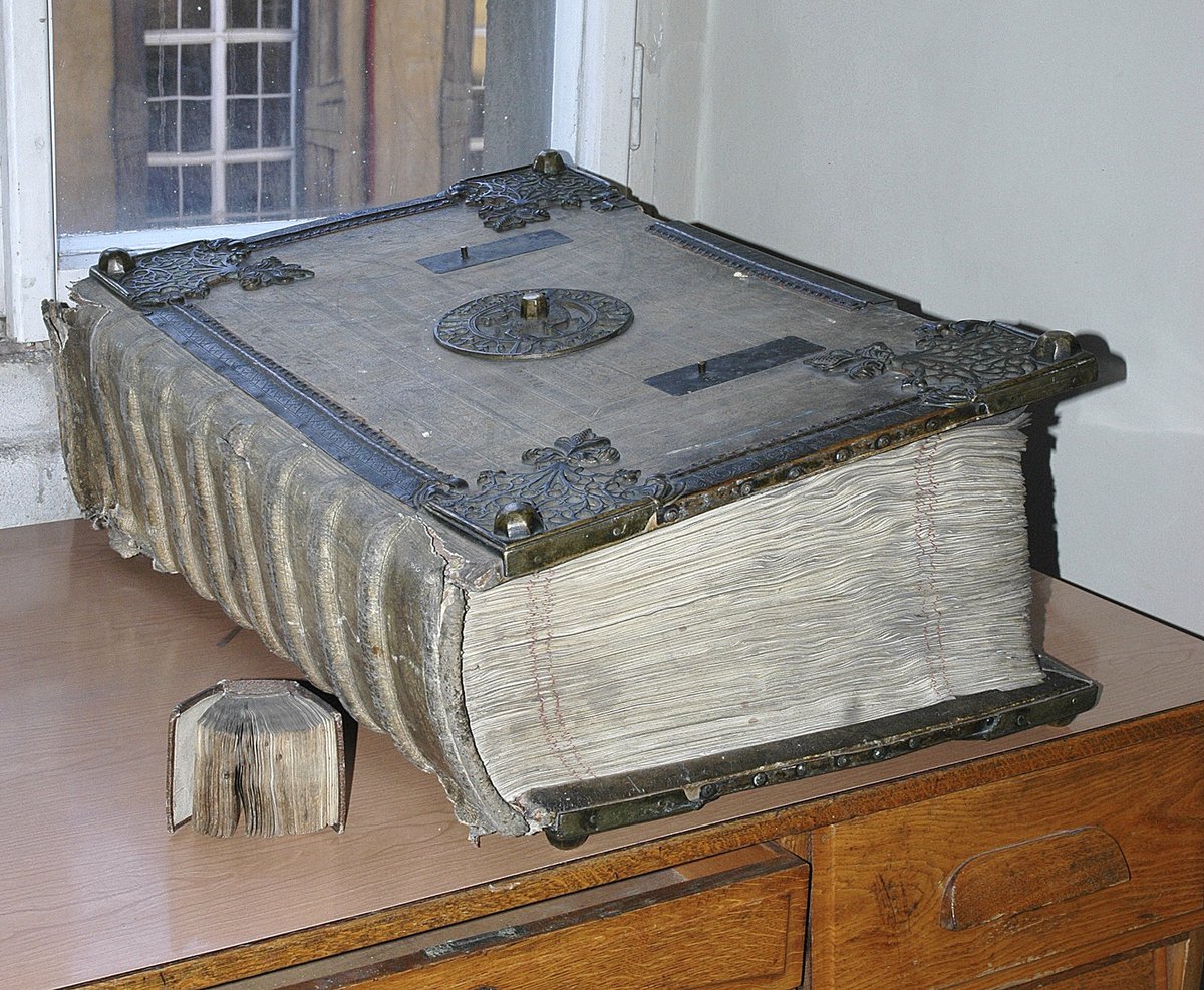 Nejtěžší kniha. Lobkovický graduál plný náboženských písní z roku 1500 je nejtěžší knihou klementinské sbírky. Dochoval se v kožené vazbě se silnými dřevěnými deskami a váží více než sedmdesát kilogramů.