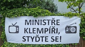 Poblíž bydliště ministra kultury Klempíře se objevil transparent.