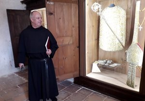 Kněz Jan Emil Biernat drží klíče od nejstřeženější a nejtajemnější místnosti augustiniánského kláštera v Brně.