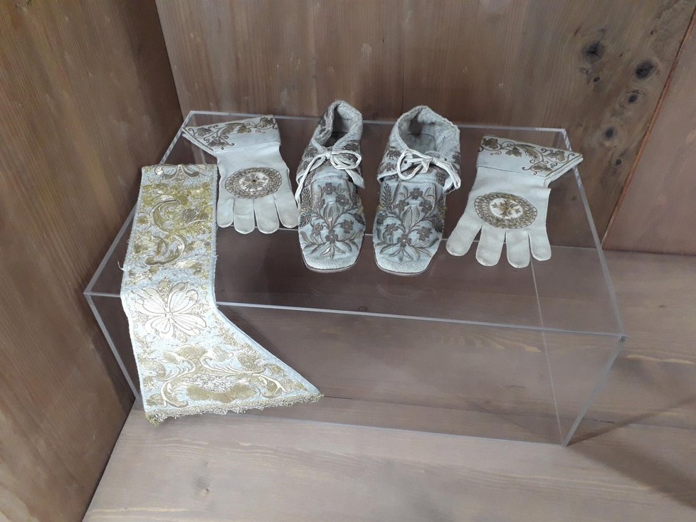 Biskupské rukavice, boty a obřadní štóla