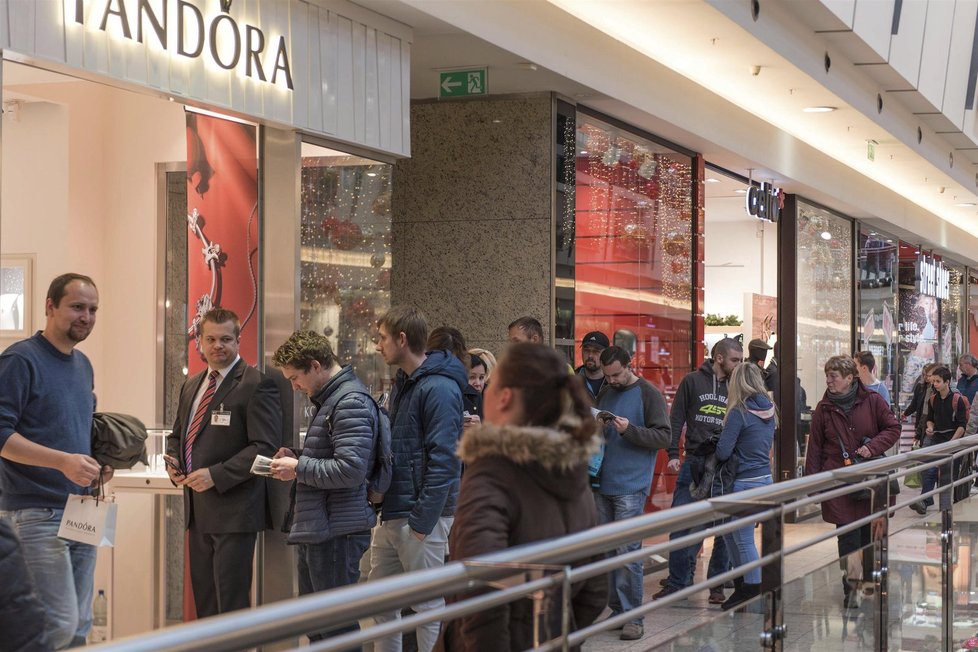 Papírové letáky obchodníků čte 61 procent českých domácností, ale jen 30 procent podle nich nakupuje.