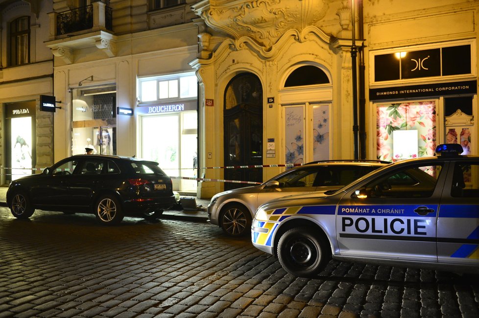 V centru Prahy vykradli zloději luxusní klenotnictví.