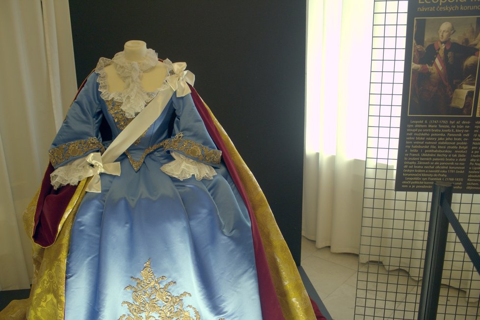 Zajímavostí výstavy je také replika šatů Marie Terezie.