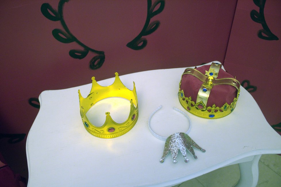 Pro dětské návštěvníky je připraven interaktivní královský trůn, a koruny pro malé krále a královny.