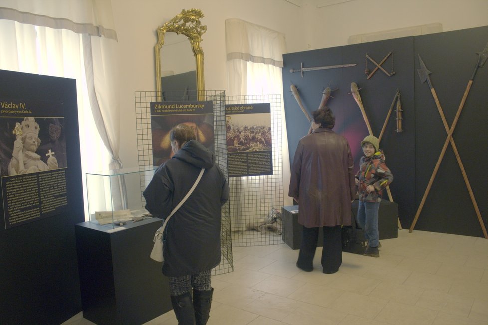 V Letohrádku Mitrovských najdete repliky listin z dob Lucemburků, husitské zbraně, řád zlatého rouna či pražské jezulátko.