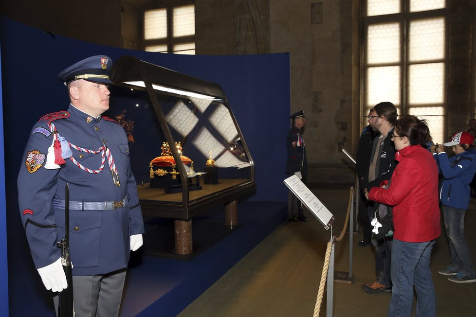 Korunovační klenoty budou od 15. května do 29. května vystaveny zdarma ve Vladislavském sále na Pražském hradě.