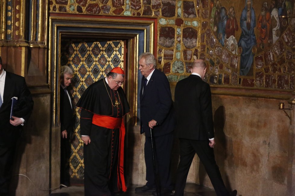 Prezident Miloš Zeman, premiér Bohuslav Sobotka (ČSSD) a zbývajících pět držitelů klíčů odemklo komoru s českými korunovačnímu klenoty ve svatovítské katedrále.