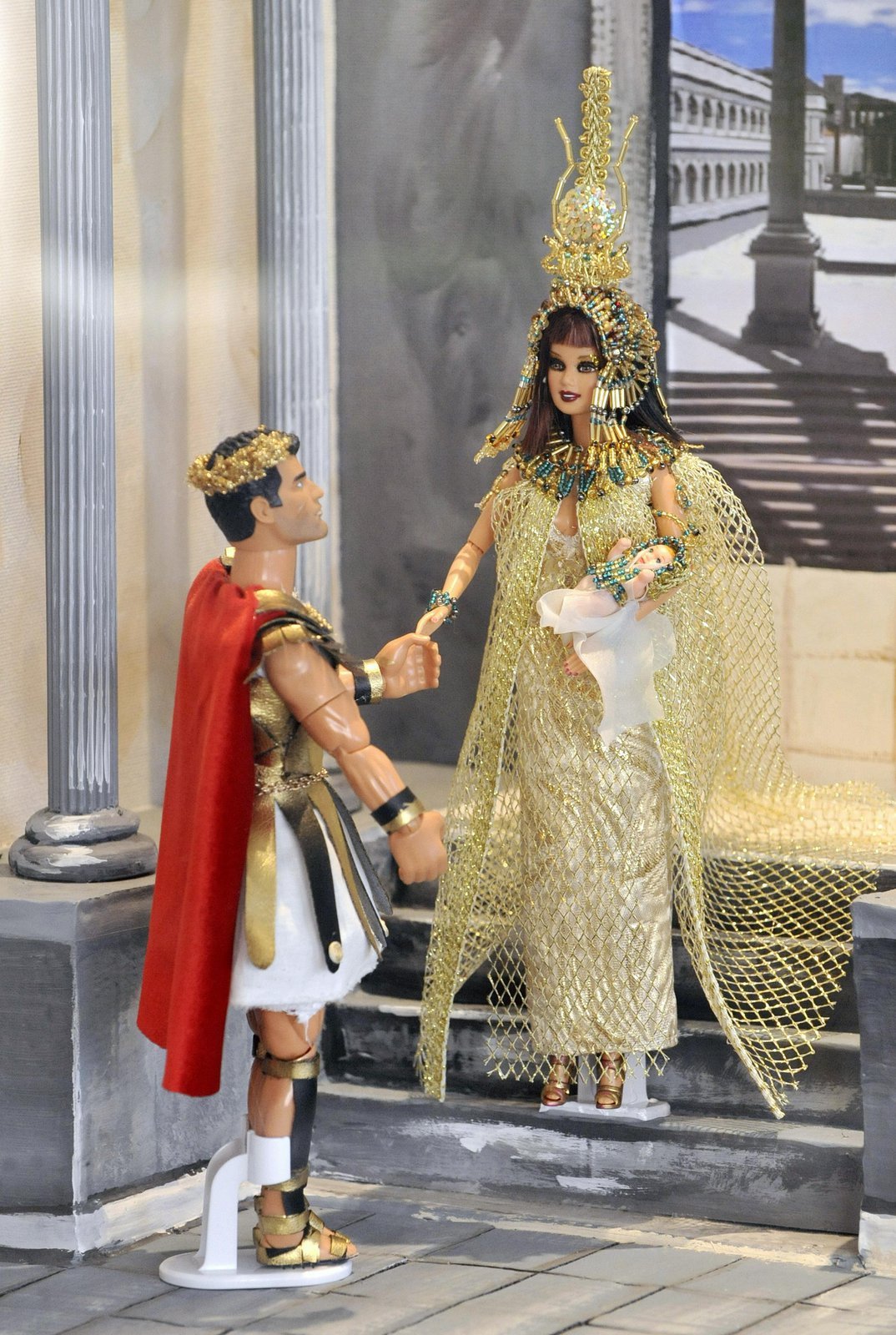 Kleopatra ukazuje Césarovi jejich syna.