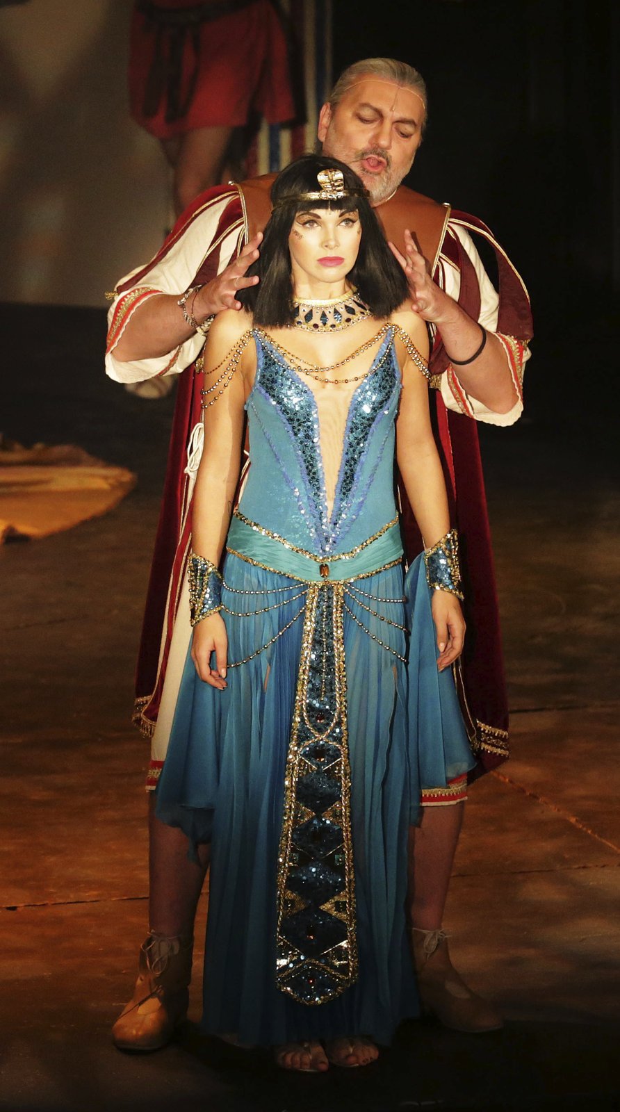 V muzikálu se Daniel Hůlka coby Caesar zamiluje do Kamily, která hraje Kleopatru.