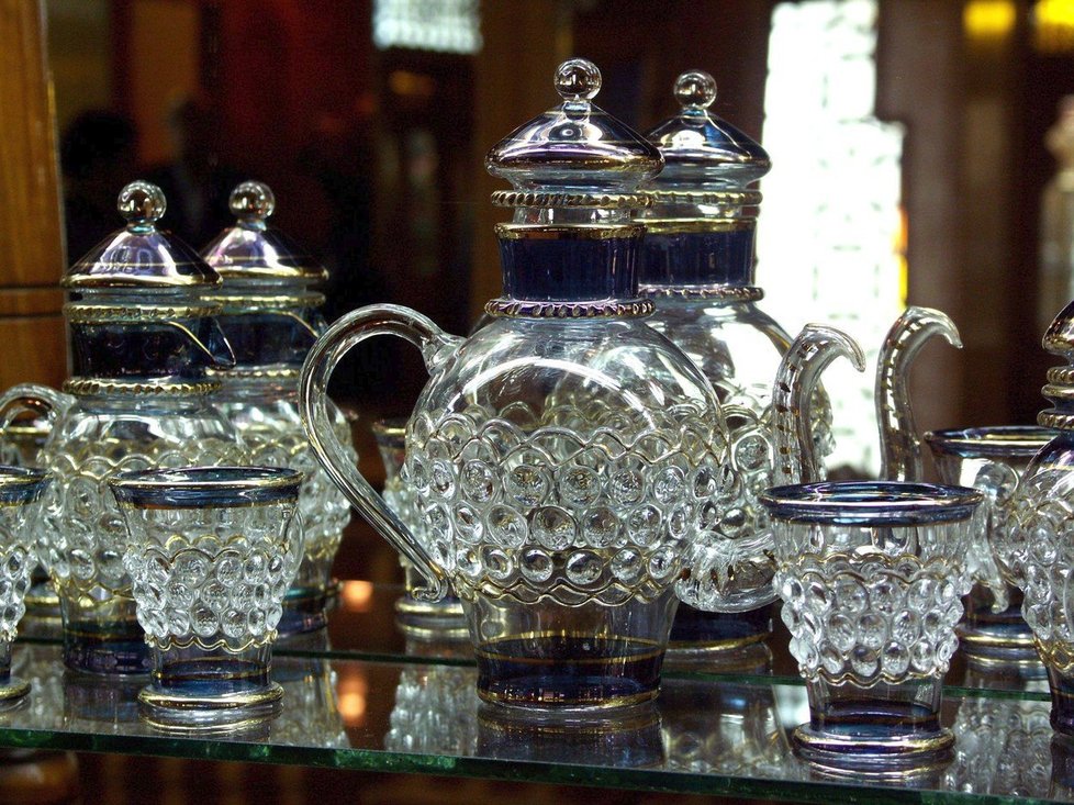 Lahvičky, které měly sloužit jako nádoby na parfémy v muzeu v Gíze