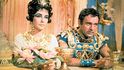 Liz Taylorová a Richard Burton v americkém velkofilmu z roku 1963. Burtonovi připadla role muže, jemuž se stal vztah s egyptskou královnou osudným - triumvira Antonia