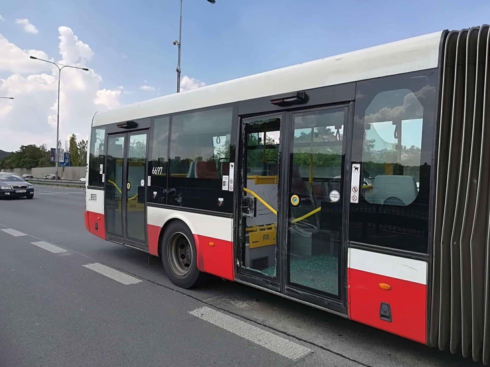 Nehoda autobusu a skútru, jehož účastníkem byl Bob Klepl.