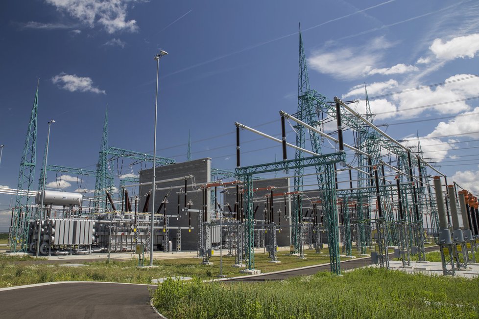 Obří transformátor v Hradci u Kadaně chrání Česko před elektřinou z Německa.